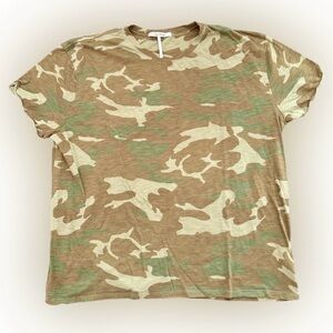 NWOT FREE PEOPLE CAMO OVER-SIZED TEE SHIRT // SIZE SMALL💚
